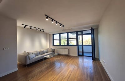 Alquiler de un amplio apartamento de 3 habitaciones, 73 m², centro de Novi Belgrado, Serbia
